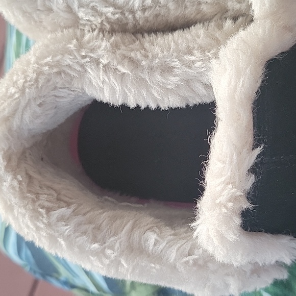 Rarely worn pull on leather sketchers with fsyx fur - Picture 8 of 8